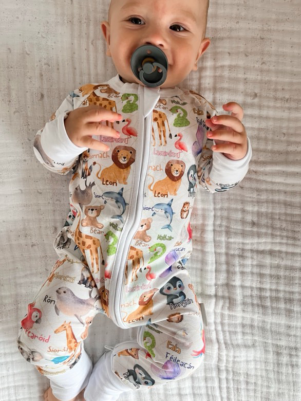 Zipped Suit | As Gaelige